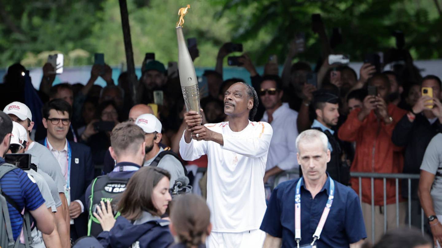 Paris Olympics Snoop Dogg lights up torch run K92.3