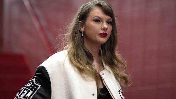 Video: Taylor Swift puts out fire in her kitchen