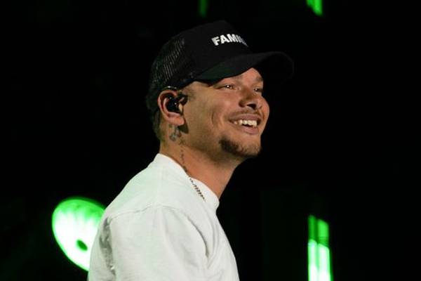 Watch Kane Brown's daughter Kingsley pick his tour outfits