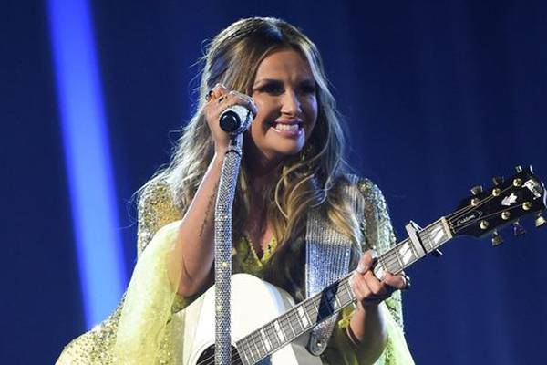 Carly Pearce learns a new workout from Tim McGraw