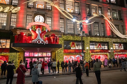 Shoppers line up to score Black Friday deals