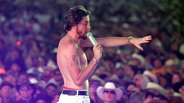 Bailey Zimmerman strips down to his skivvies, throws clothes to crowd in Texas