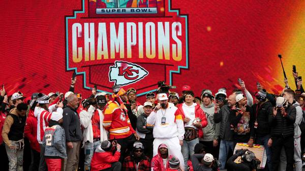 VIDEO: Travis Kelce sings “Friends In Low Places” at Chiefs Super Bowl parade